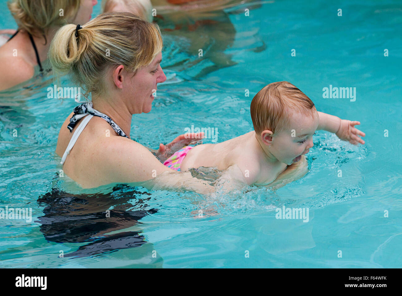 Cours de natation pour bébés et enfants - piscine intérieure chauffée. Banque D'Images