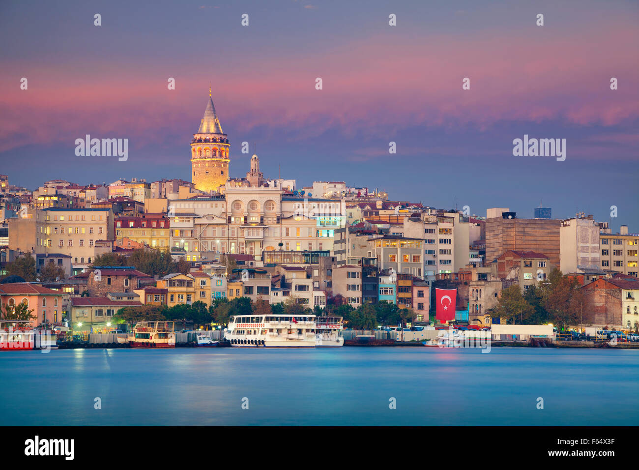 Istanbul. Droit d'Istanbul et la Tour de Galata au crépuscule heure bleue. Banque D'Images