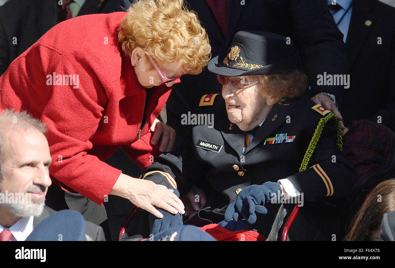 Arlington, Virginia. 11Th Nov, 2015. 108 ans LTC Luta Mae Cornelius McGrath, la plus vieille femme vivant, ANCIEN COMBATTANT DE LA SECONDE GUERRE MONDIALE participe à une cérémonie au cimetière national d'Arlington, le 11 novembre 2015 à Arlington, en Virginie. Le président des États-Unis Barack Obama est en visite dans le Cimetière National d'Arlington pour aVeteran's Day Observance. Crédit : Olivier Douliery/Piscine via CNP - AUCUN FIL SERVICE - © dpa/Alamy Live News Banque D'Images