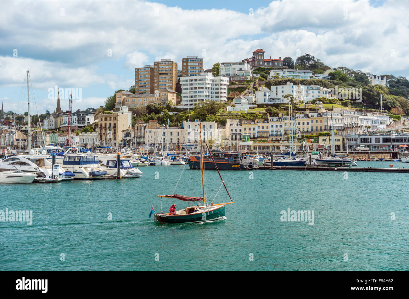 Bateau à voile à l'arrière-port de Torquay, Torbay, Angleterre, Royaume-Uni Banque D'Images