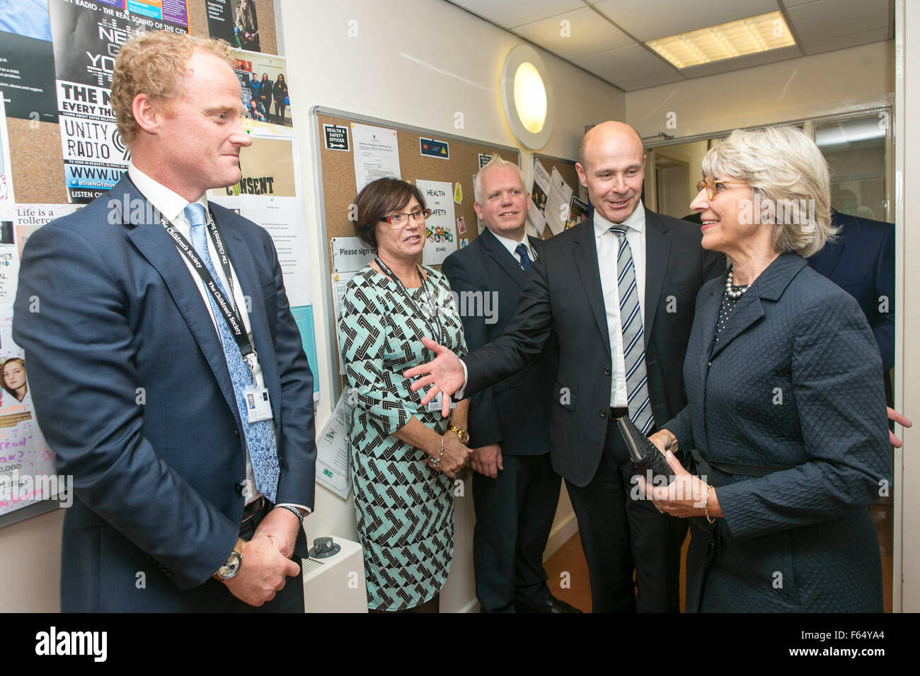 30/9/15 Son Altesse Royale la duchesse de Gloucester visite le Children's Society's office Manchester au centre de Sion, Hulme Banque D'Images