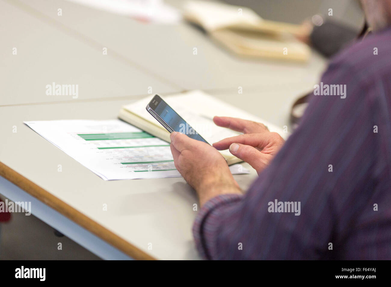 Un homme utilise un smartphone à écran tactile Banque D'Images