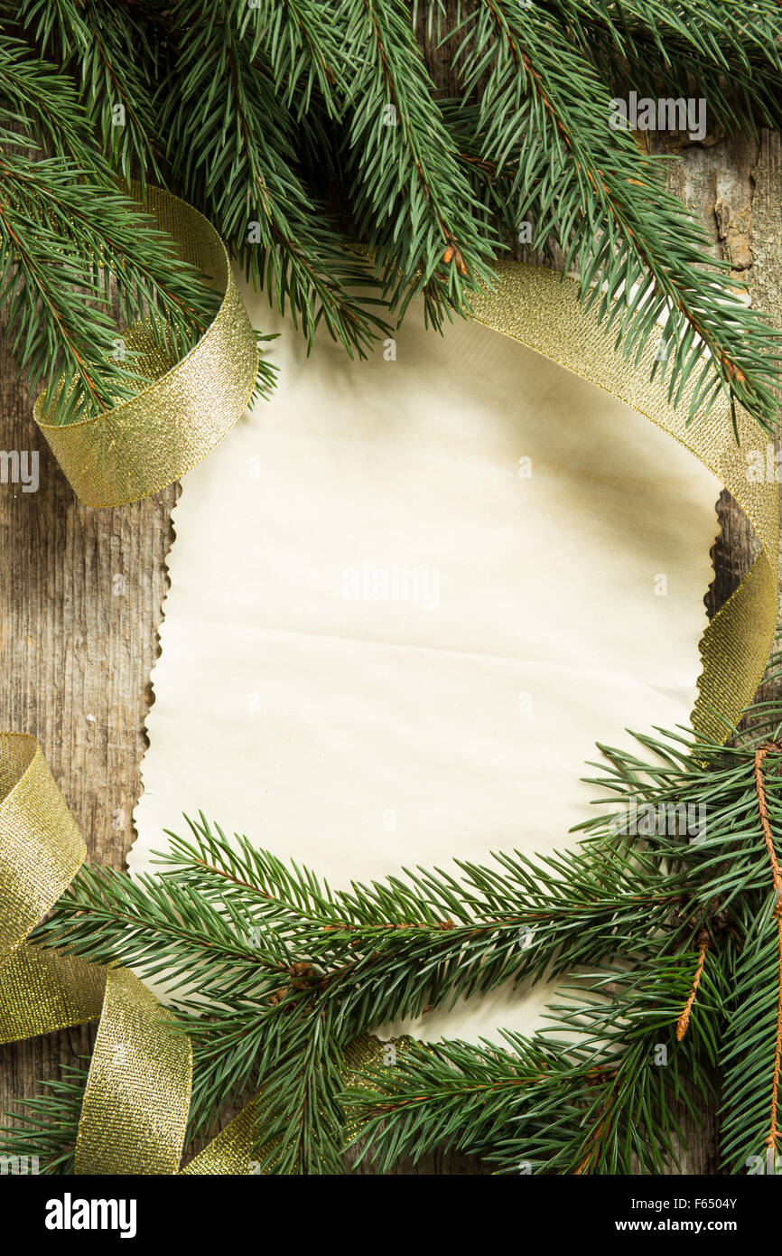 Les Branches D Arbre De Noel Avec Du Papier Vierge Et Carte Ruban Dore Sur Fond De Bois Voir L Image En Haut De La Decoration De Noel Photo Stock Alamy Les Branches D Arbre De Noel Avec Du Papier Vierge Et Carte Ruban Dore Sur Fond De Bois Voir L Image En Haut De La Decoration De Noel Photo Stock Alamy