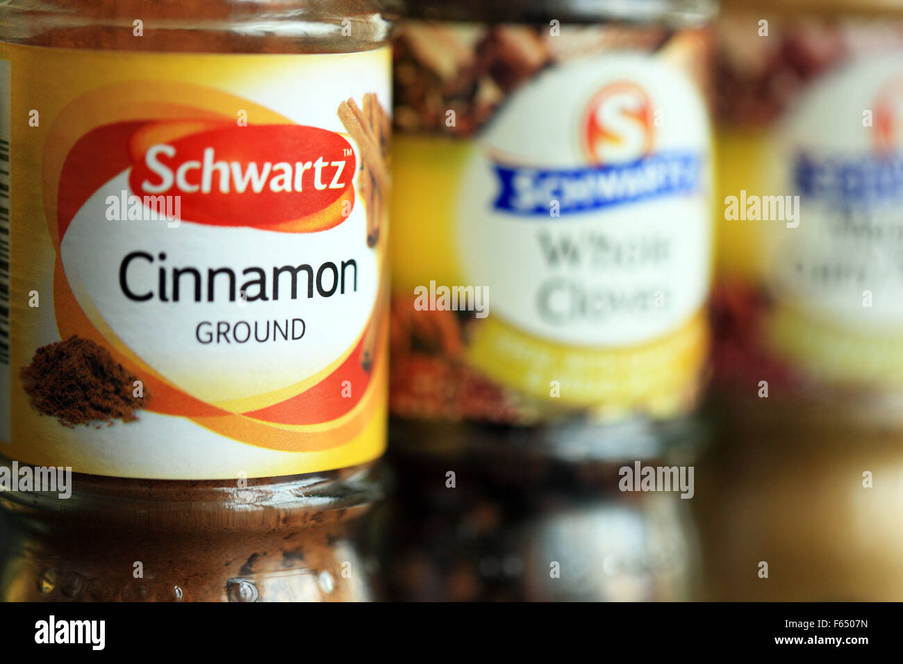 Pot d'épices cannelle ainsi que d'autres produits Schwartz, de girofle Banque D'Images