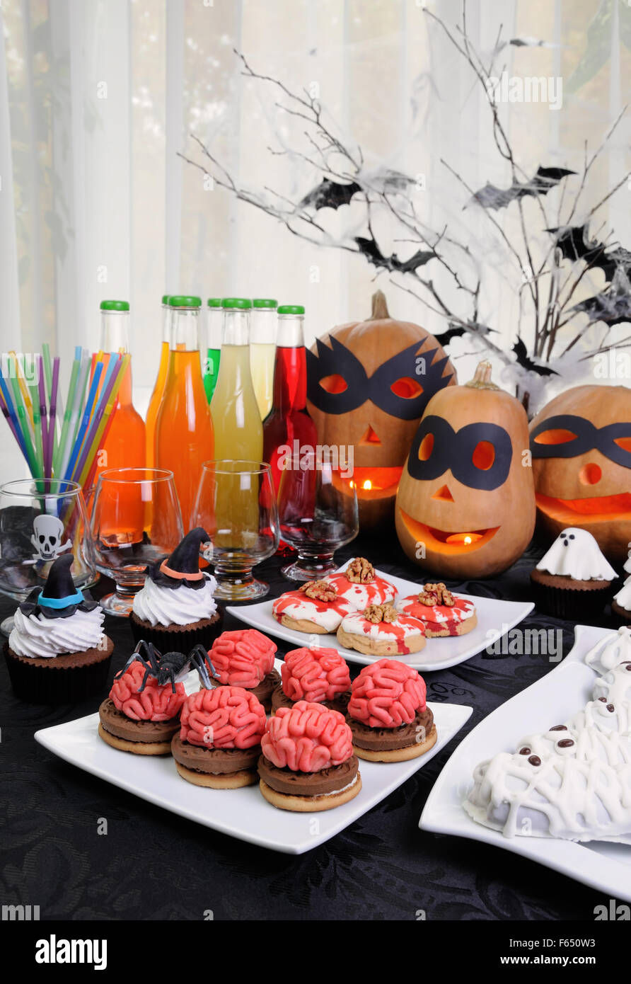 Tableau servi avec une variété de boissons et bonbons à l'Halloween Banque D'Images