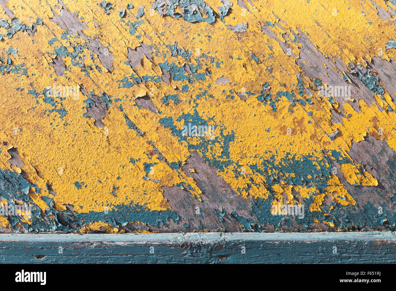 Grungy texture en bois avec d'anciennes couches de peinture bleu et jaune, vieille coque de bateau Banque D'Images