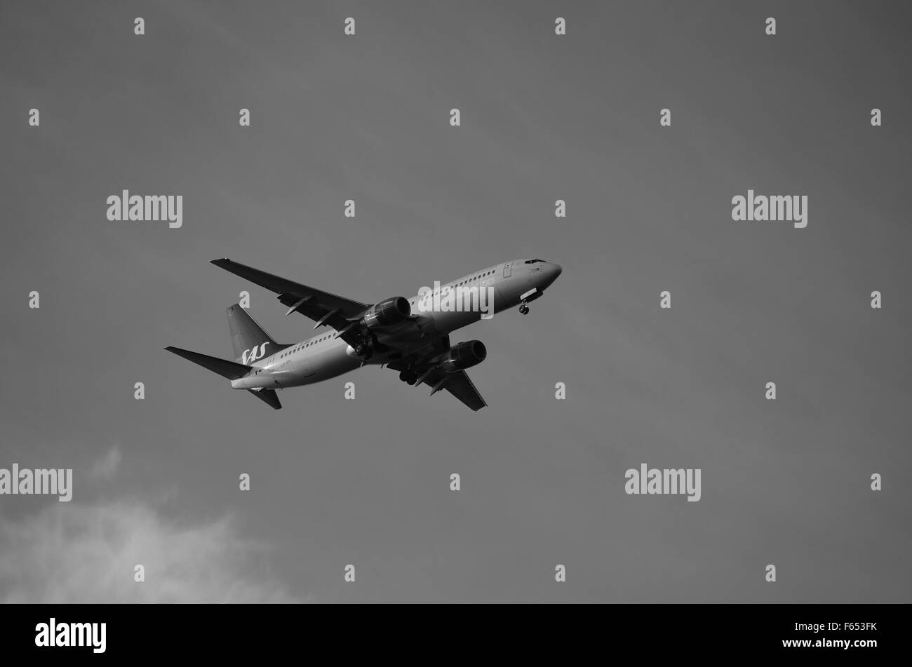 , SAS Scandinavian Airlines avion entrant pour l'atterrissage sur une belle journée ensoleillée d'automne Banque D'Images