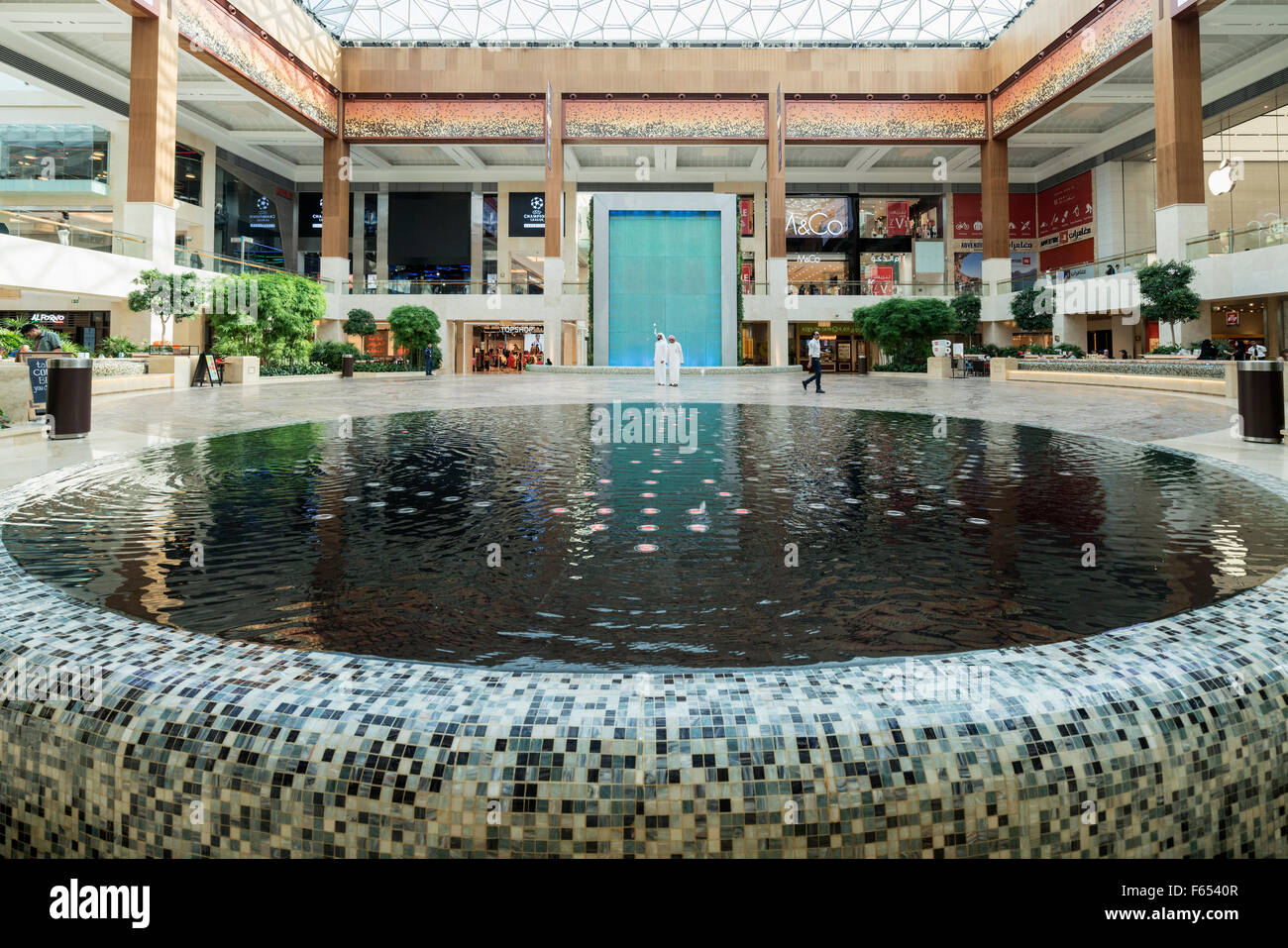 Intérieur de l'atrium à nouveau sur l'île de Yas, Yas Mall à Abu Dhabi Emirats Arabes Unis Banque D'Images