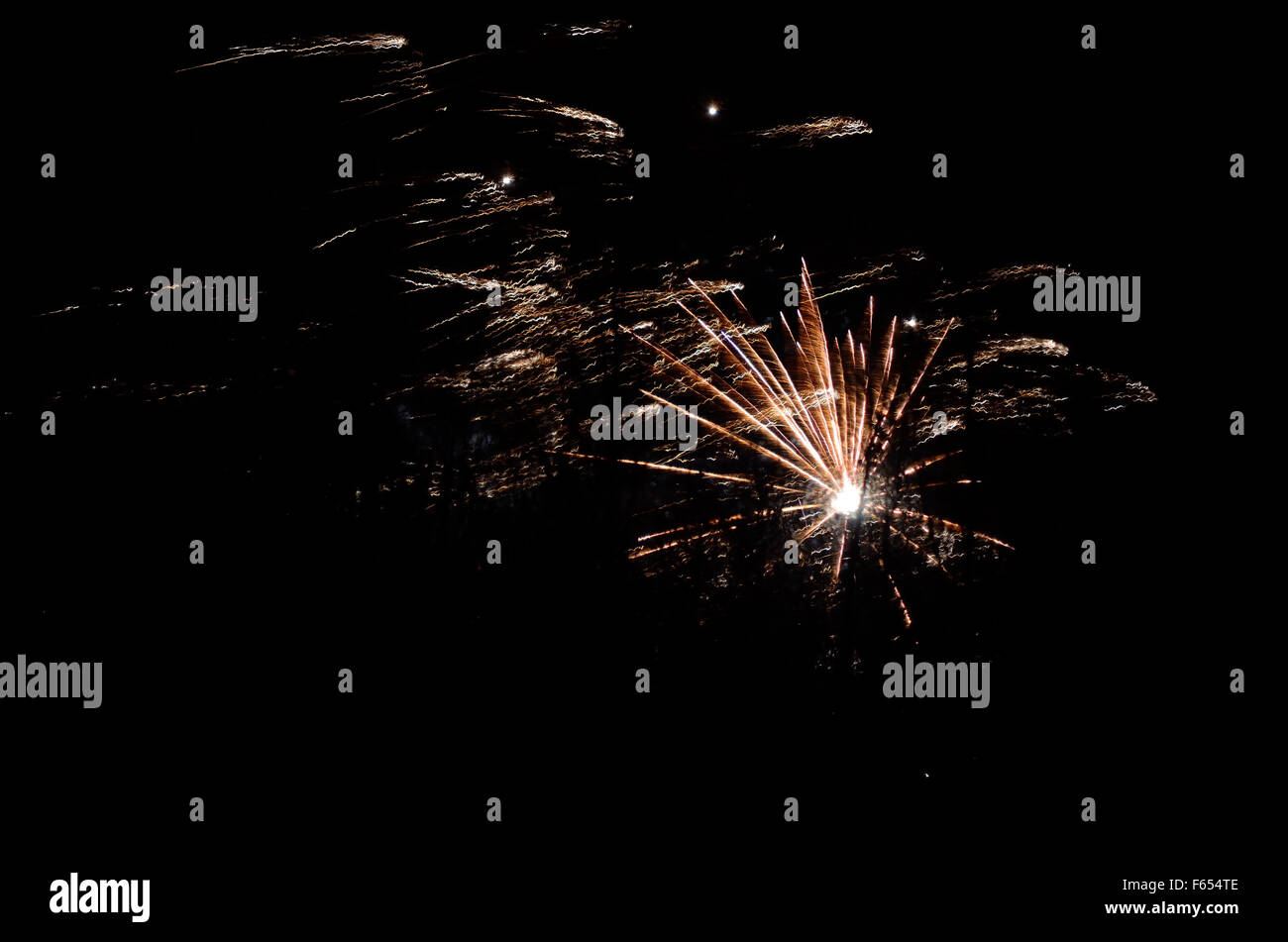 Beau feu d'artifice le ciel nocturne d'hiver dans le cercle arctique, dans le nord de la Norvège le soir du réveillon de l'année 2014 Banque D'Images