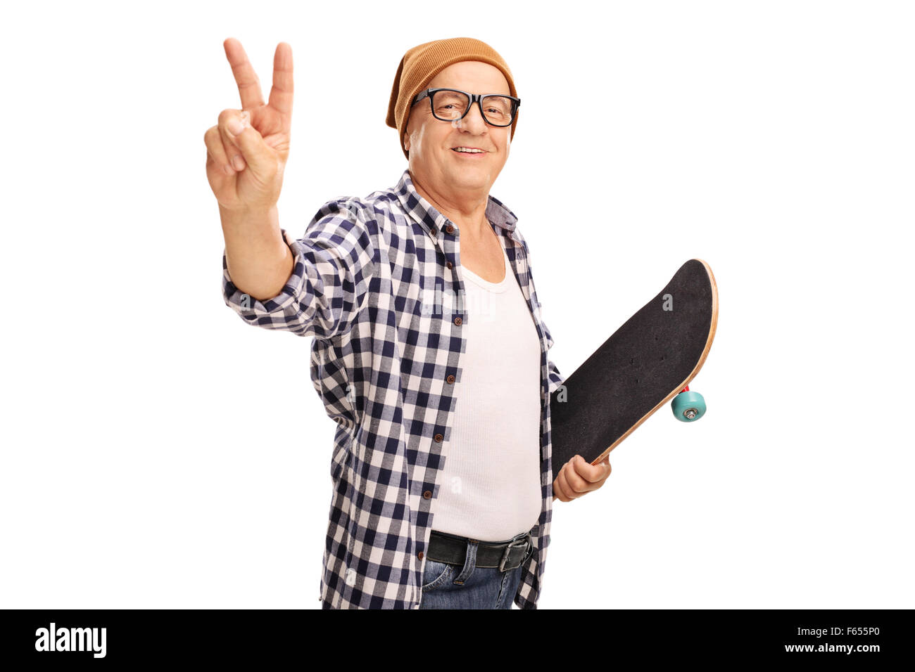 Portrait d'un patineur senior holding une planche à roulettes et de faire un signe de la paix avec sa main isolé sur fond blanc Banque D'Images