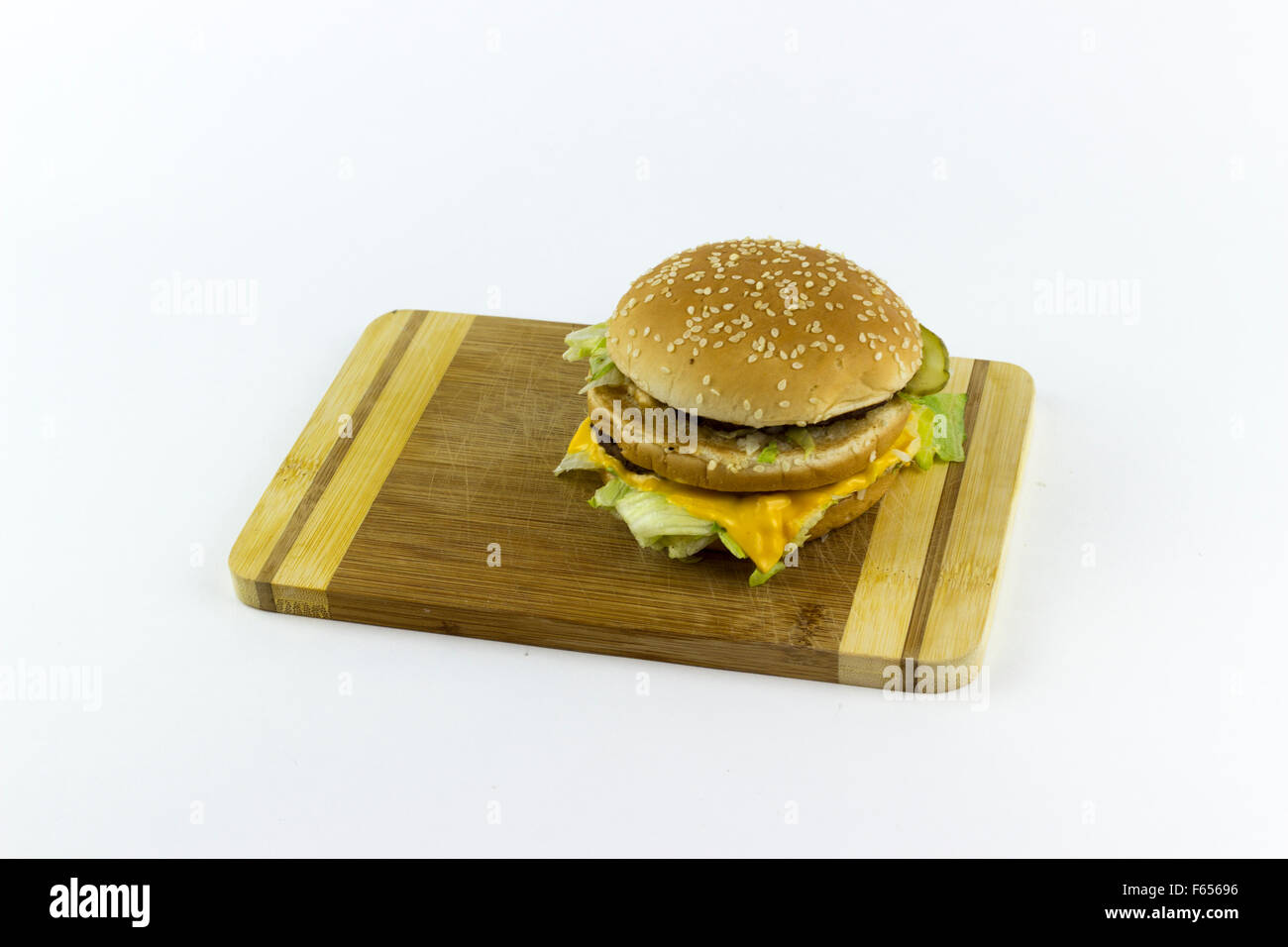 Sur une table de hachage hamburger sur un fond blanc. Banque D'Images