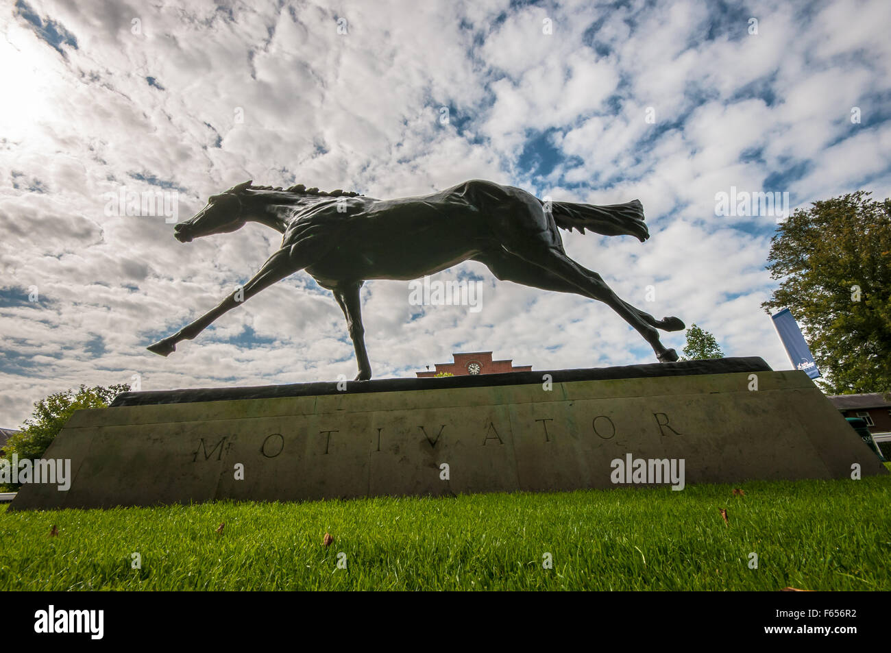 Otivator «' life-size cheval en bronze sculpture à Ascot Racecourse par Gill Parker Banque D'Images