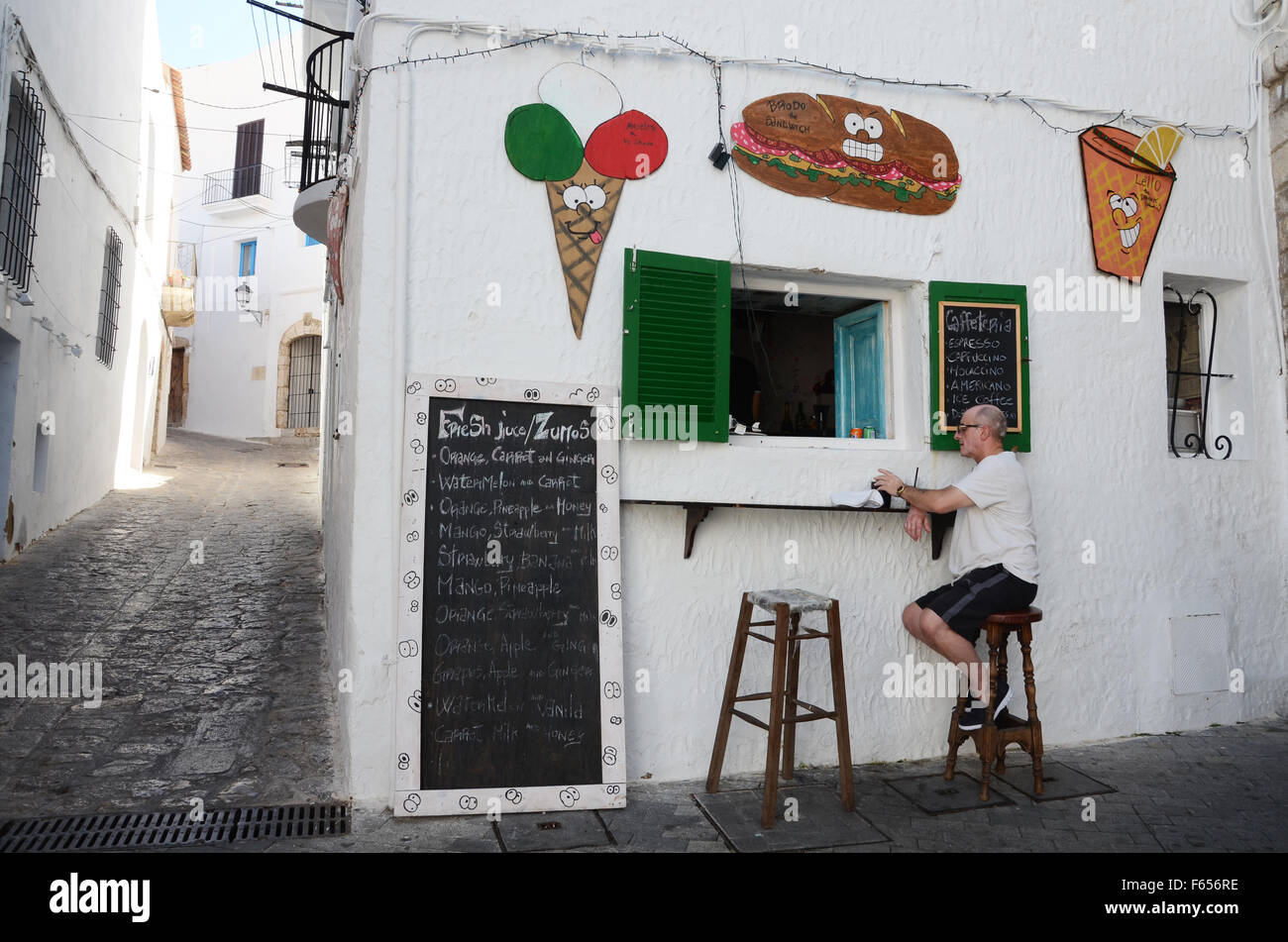 Petit bar ouvert au public, dans la vieille ville de Dalt Vila à Ibiza, Espagne Banque D'Images