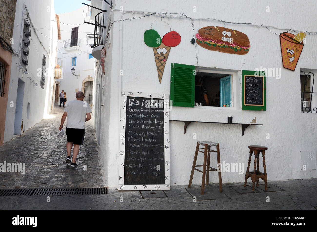 Petit bar ouvert au public, dans la vieille ville de Dalt Vila à Ibiza, Espagne Banque D'Images