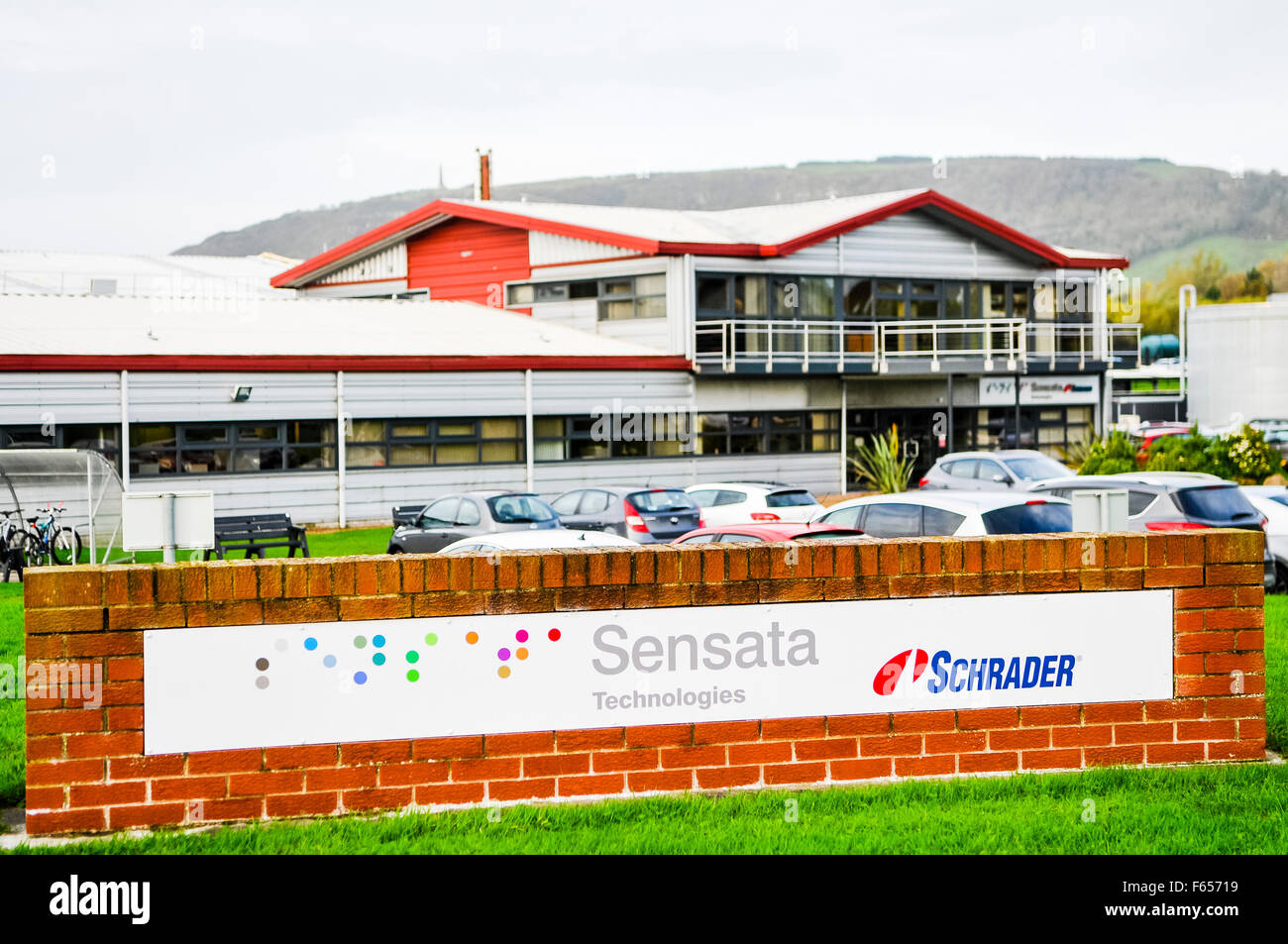 L'Irlande du Nord. 12 novembre, 2015. Schrader Electronics, une partie de la groupe Senstata et fabricant de capteurs de pression des pneus du véhicule, annoncer la perte de 42 emplois en contrat temporaire. Crédit : Stephen Barnes/Alamy Live News Banque D'Images
