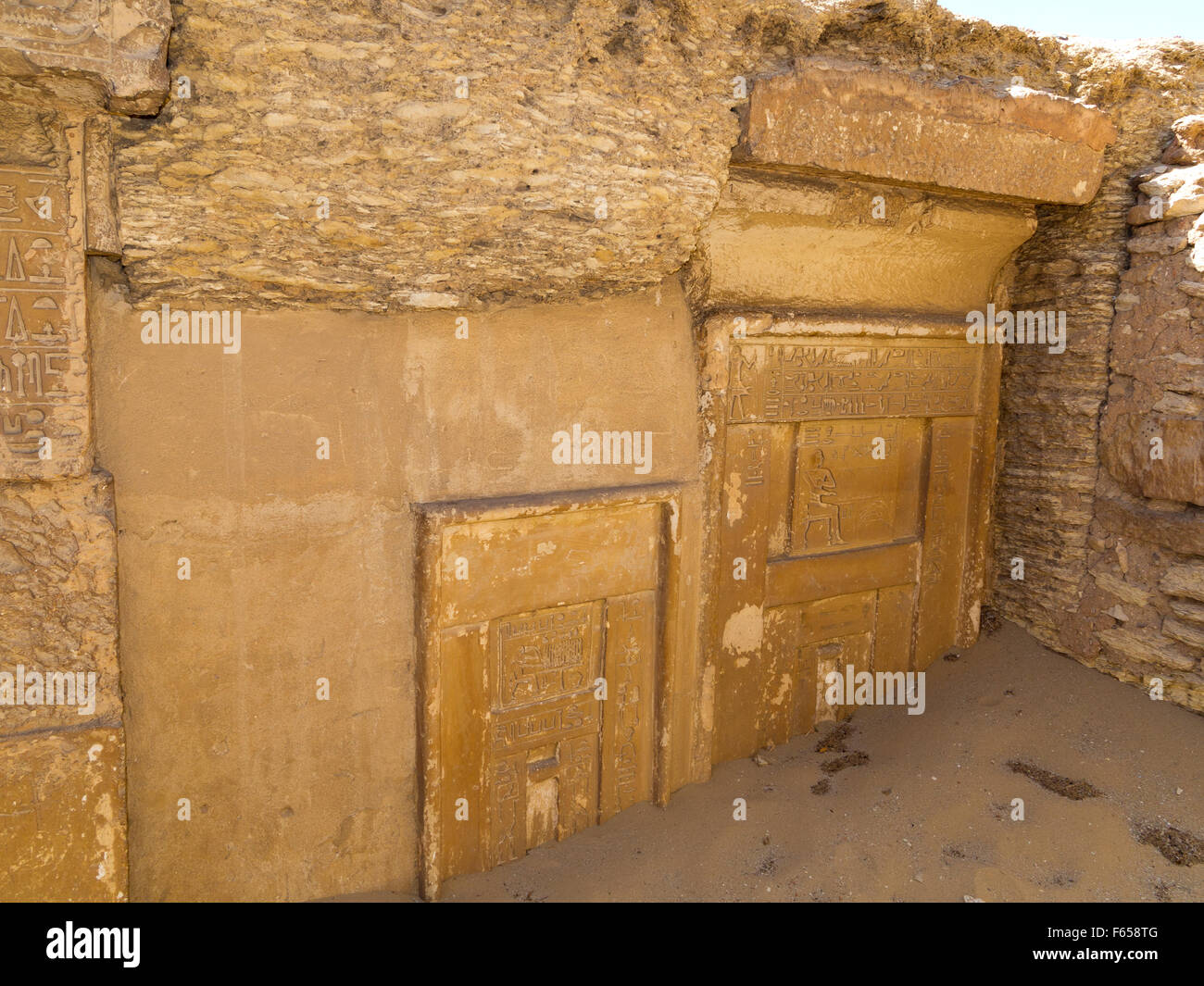 Fausses portes de calcaire datant de l'Ancien Empire à la nécropole de Sakkarah aussi connu sous le nom de Saqqara Égypte Banque D'Images