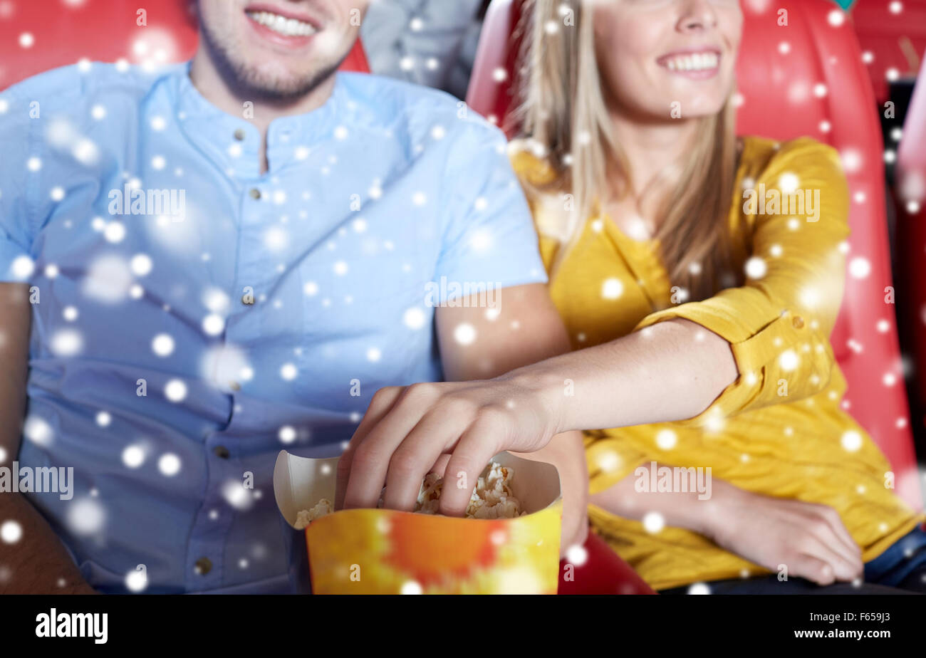 Couple heureux avec le pop-corn au cinéma Banque D'Images
