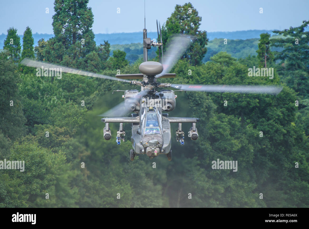 AgustaWestland Apache est un construit sous licence version du AH-64D Longbow Apache Hélicoptère d'attaque de l'armée britannique. Vers le bas dans les arbres. Tank killer Banque D'Images