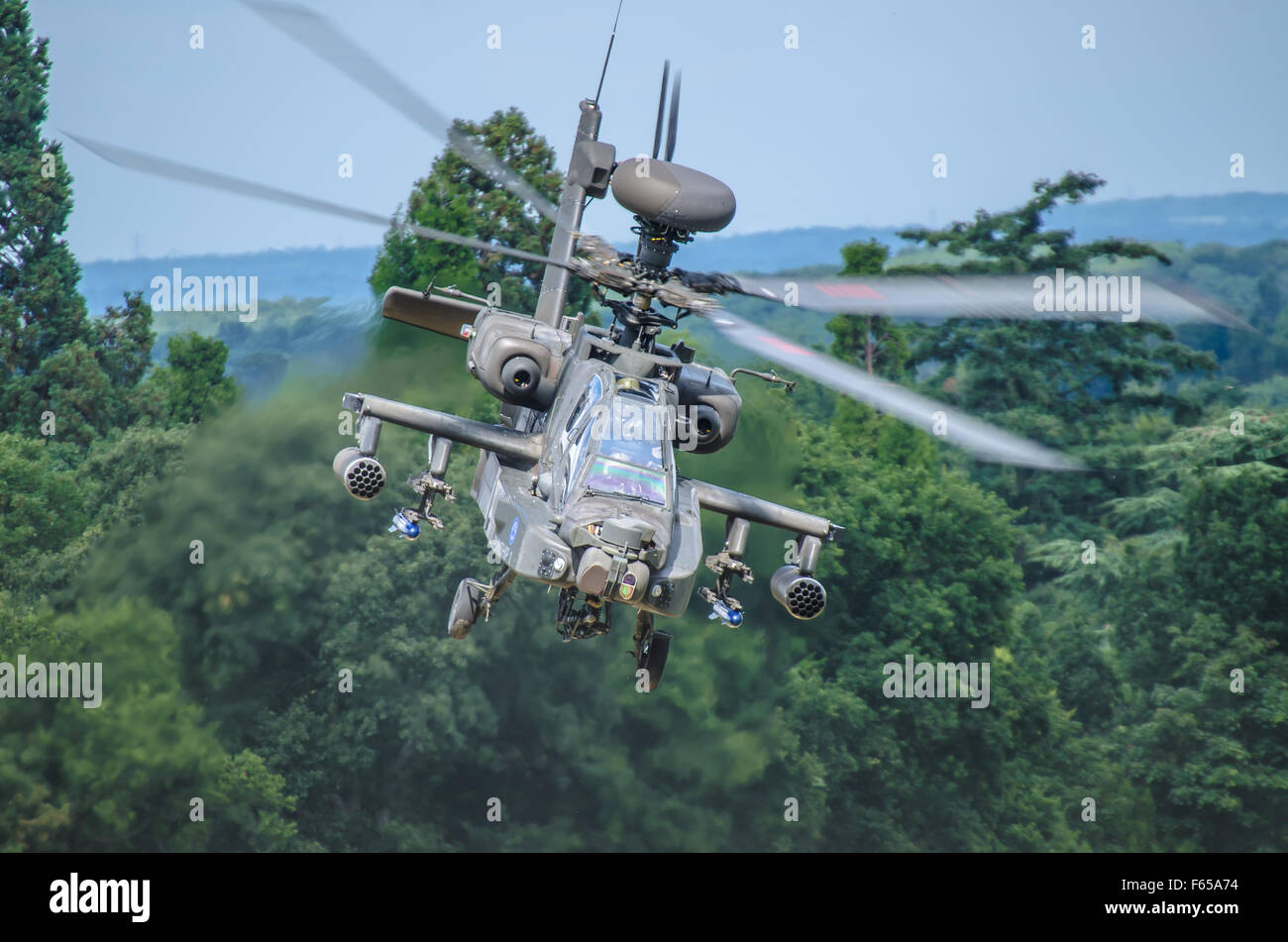 AgustaWestland Apache est un construit sous licence version du AH-64D Longbow Apache Hélicoptère d'attaque de l'armée britannique. Vers le bas dans les arbres. Tank killer Banque D'Images