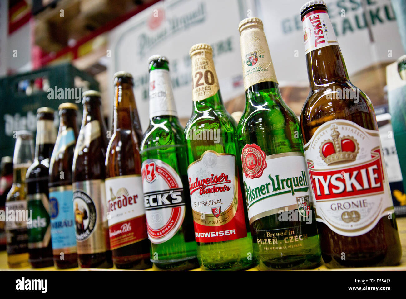 Fichier - Un fichier photo datée du 13 octobre 2015 montre les bouteilles de bière de la société Anheuser-Busch InBev, en ce compris les marques Corona (L-R), Diebels, Loewenbraeu, Franziskaner, Hasseroeder, Beck's et Budweiser, à côté de bouteilles de la Pilsner Urquell et marques de la société SABMiller Tyskie à Nuremberg, Allemagne. Photo : Daniel Karmann/dpa Banque D'Images