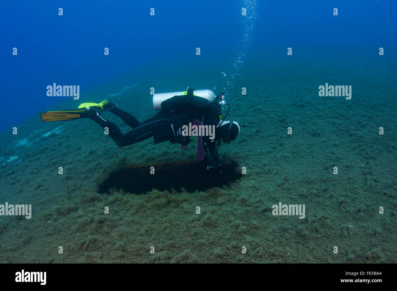 Le plongeur au Mme Zenobia naufrage. Mme Nyree est un construit de la classe Challenger transbordeur roulier lancé en 1979 qui a chaviré un Banque D'Images