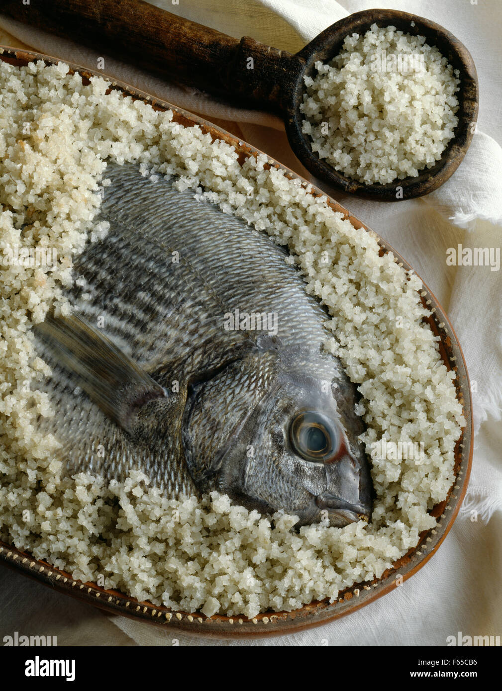 Dorade en croûte de sel Banque D'Images