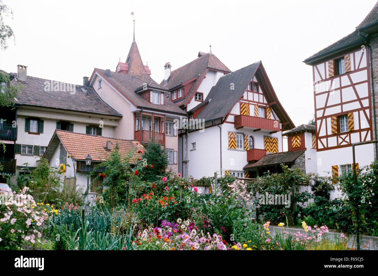 De fleurs en face de maisons médiévales à Sempach, Sursee, Suisse Banque D'Images