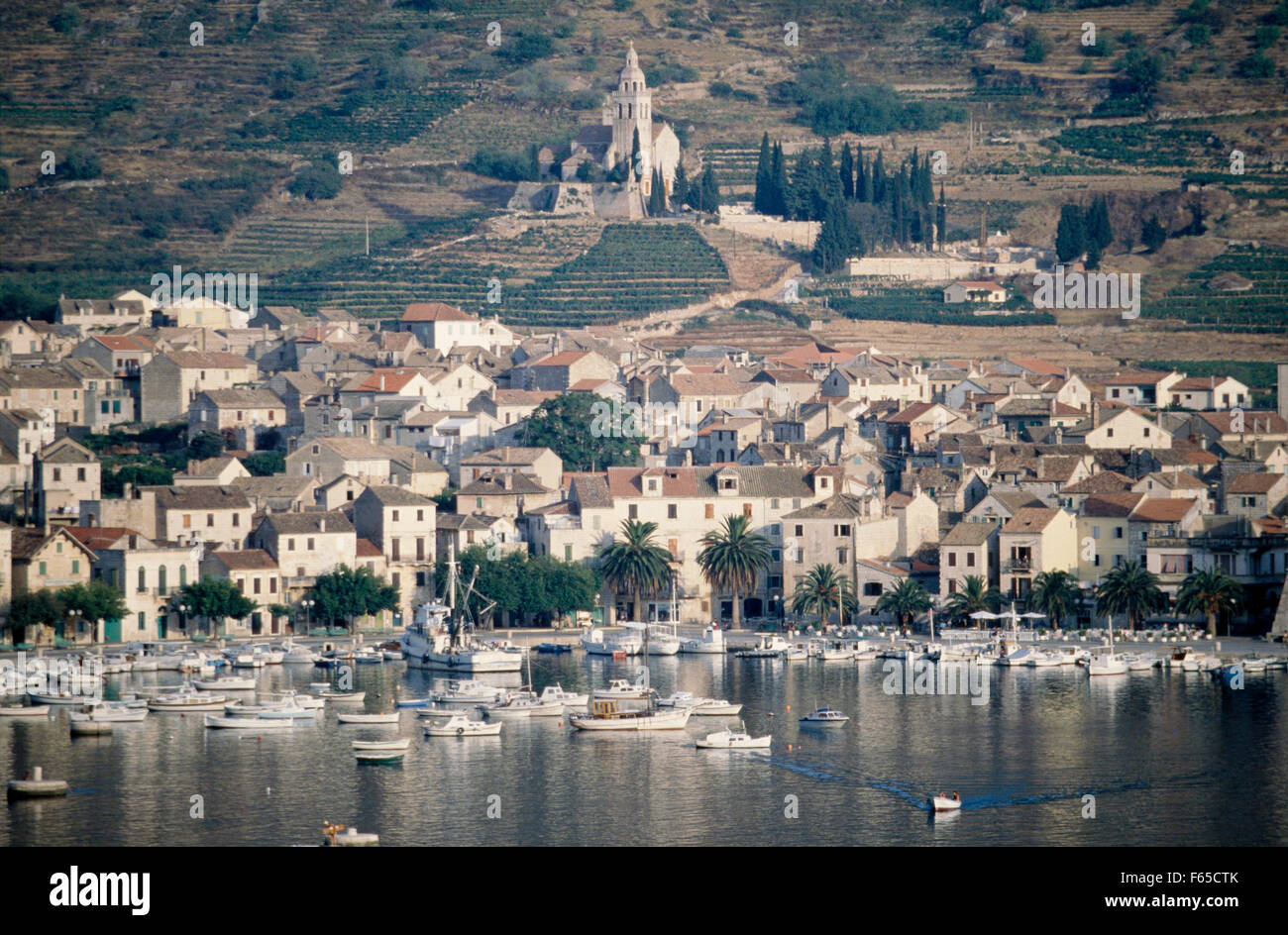 Vue sur port et la ville de l'île de Vis en Croatie Banque D'Images