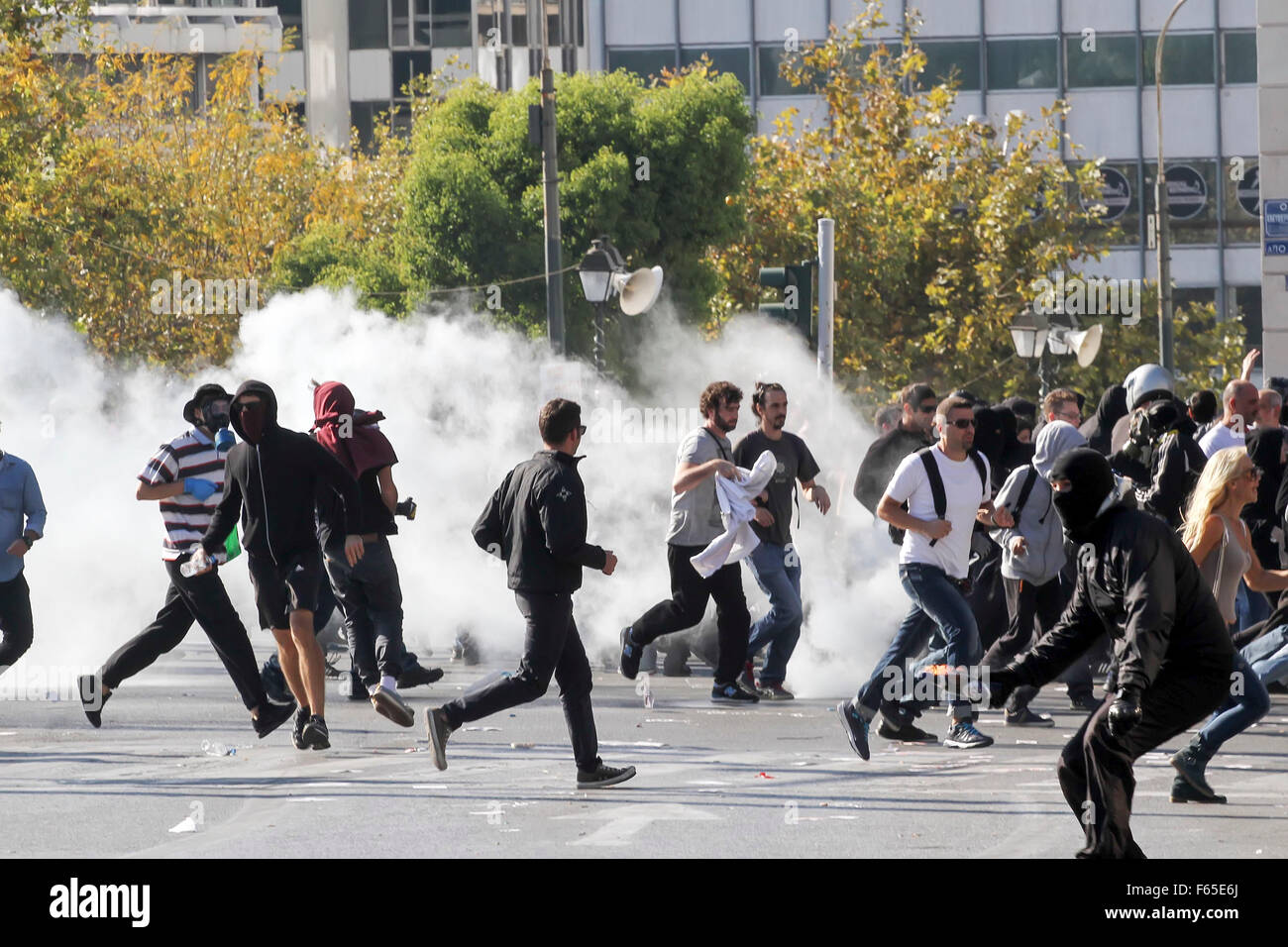 Athènes, Grèce, 12 novembre, 2015 : Des affrontements ont éclaté entre la police anti-émeute et les jeunes à une manifestation dans le centre d'Athènes au cours de la grève générale. Credit : VASILIS VERVERIDIS/Alamy Live News Banque D'Images