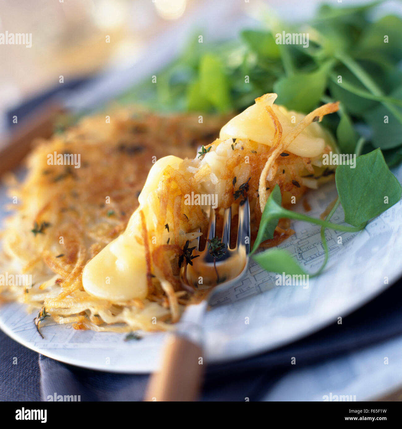 St-nectaire et de pommes de terre crêpes salées Banque D'Images