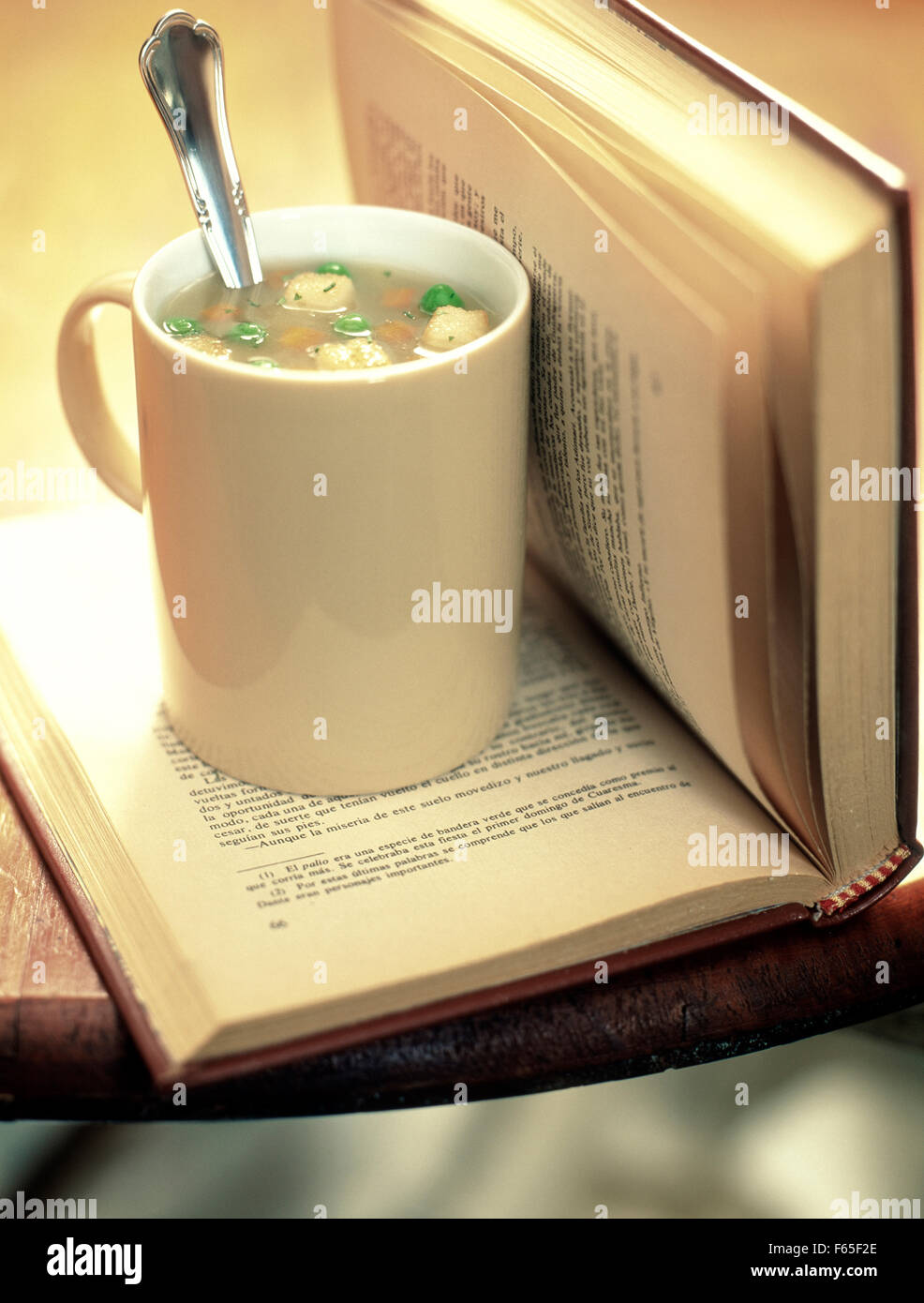 Tasse de soupe et un livre Banque D'Images