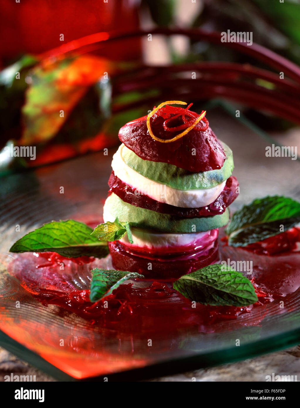 Betterave et mozzarella mille-feuille Banque D'Images