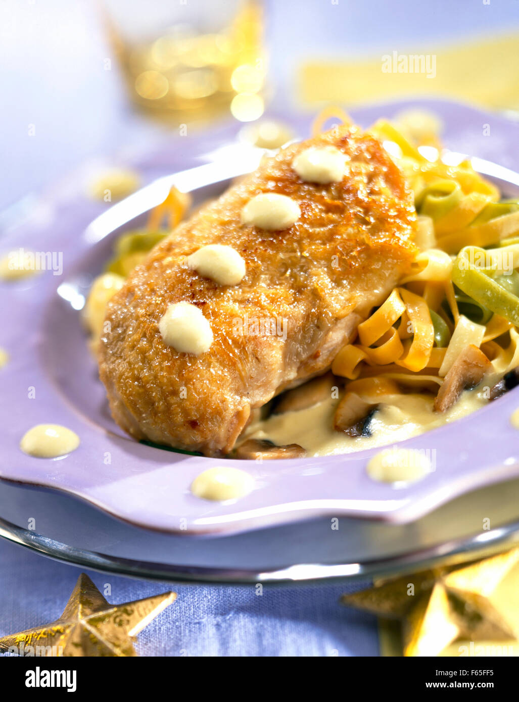 Poitrine de poulet avec sauce à la crème et tagliatelles Banque D'Images