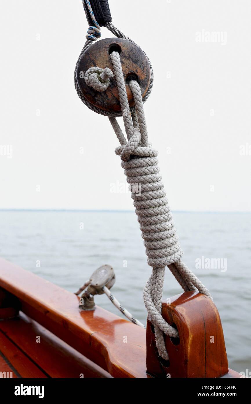 Un noeud de marin sur un bateau à voile, de la mer Baltique Photo Stock -  Alamy