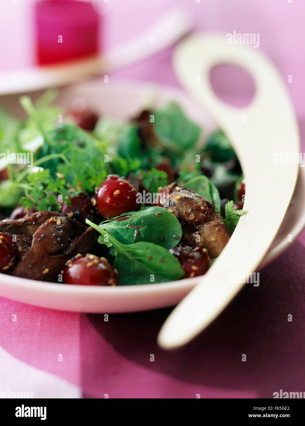 Mesclun, salade de foie de volaille et de cerise Banque D'Images
