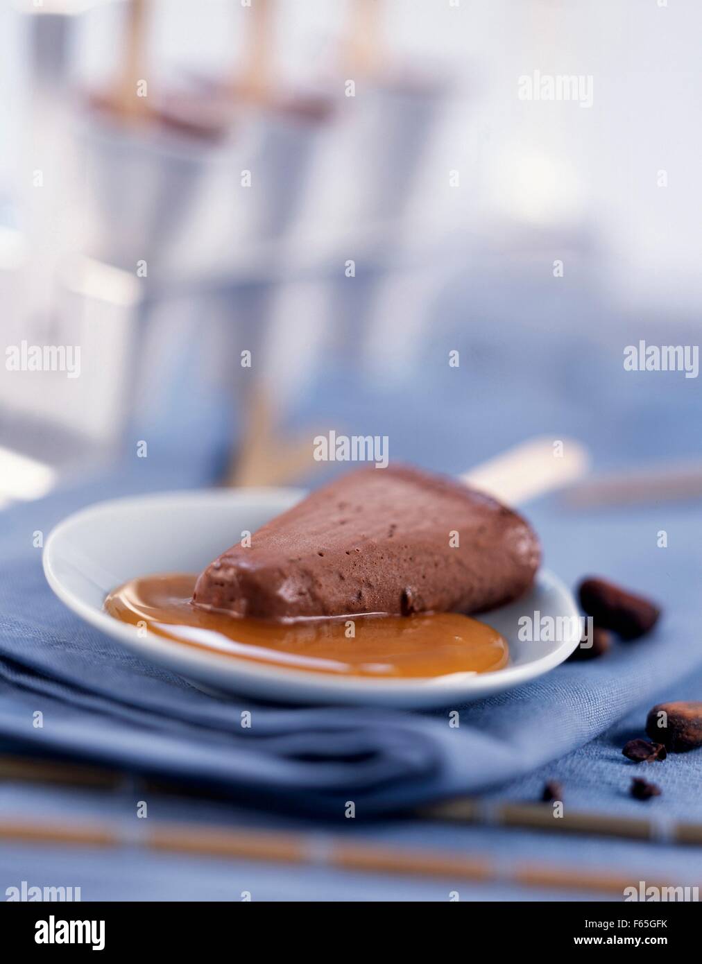 Glace au chocolat sauce caramel avec bar Banque D'Images