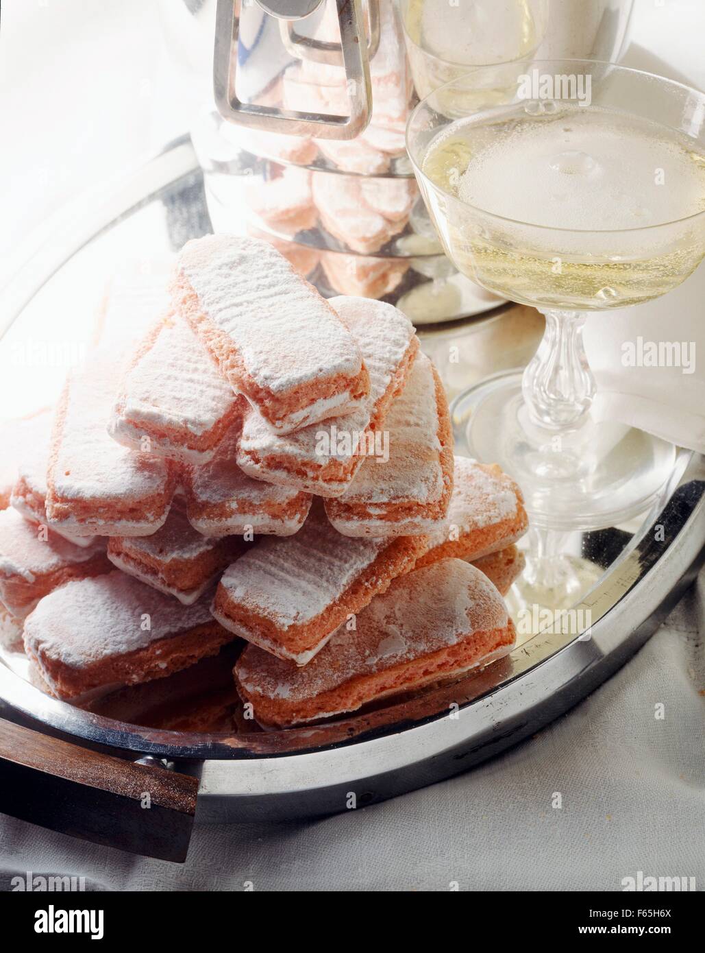 Biscuits roses et champagne Banque D'Images
