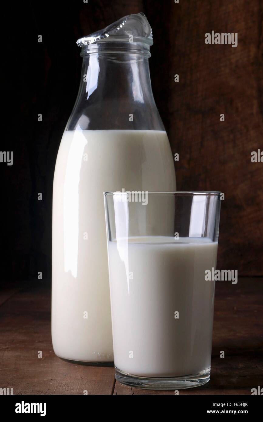 Bouteille et verre de lait Banque D'Images