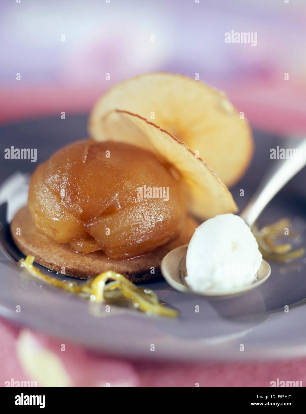 Avec pommes caramélisées, sorbet fromage blanc Banque D'Images