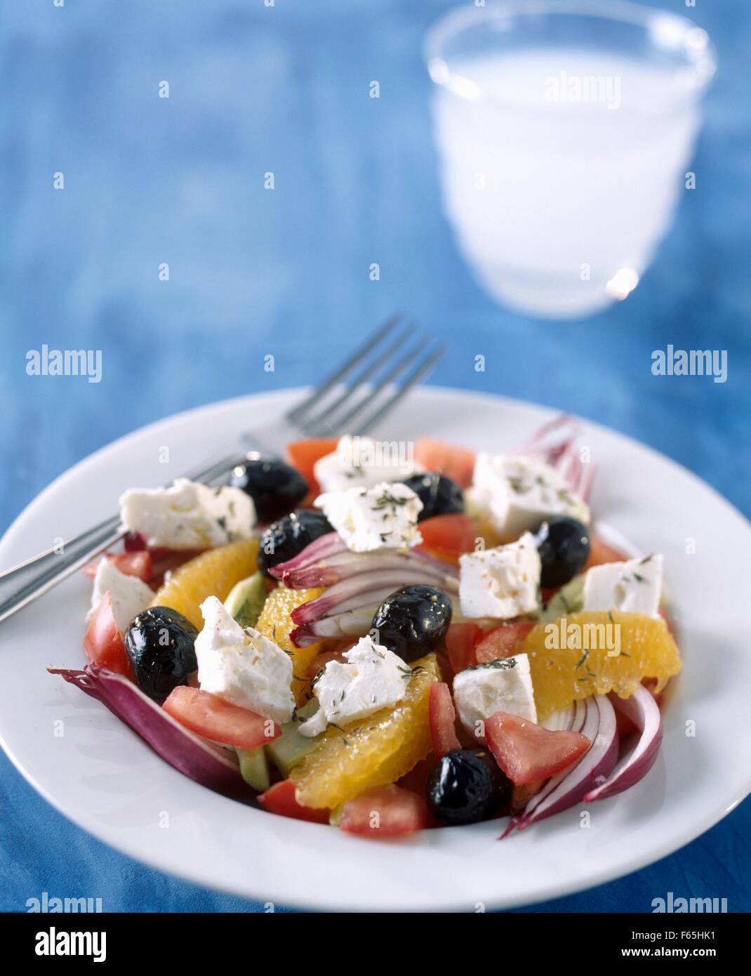 La Feta, orange, oignon rouge et noir salade d'olive Banque D'Images