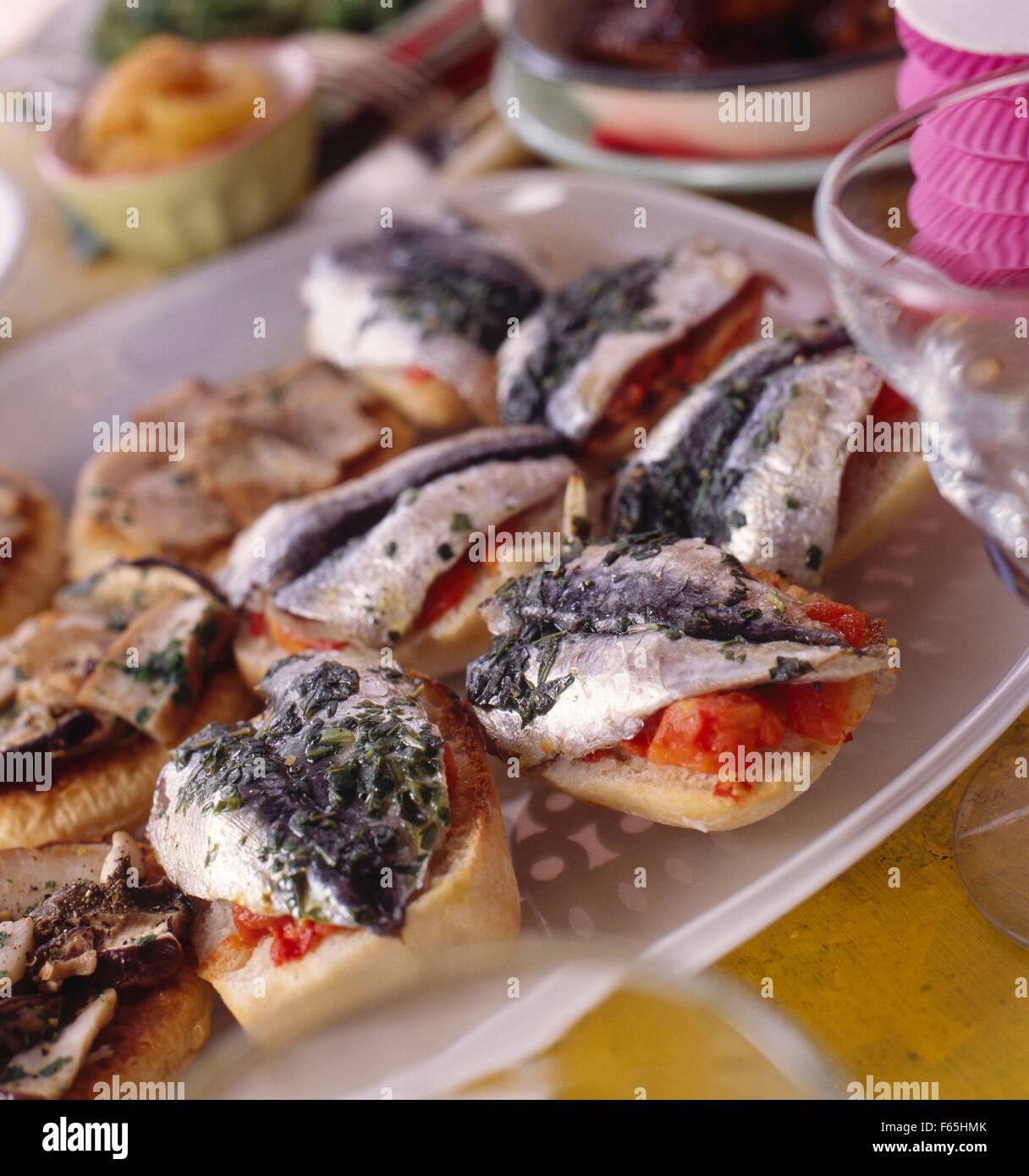 Bruschettas à la sardine au basilic Banque D'Images