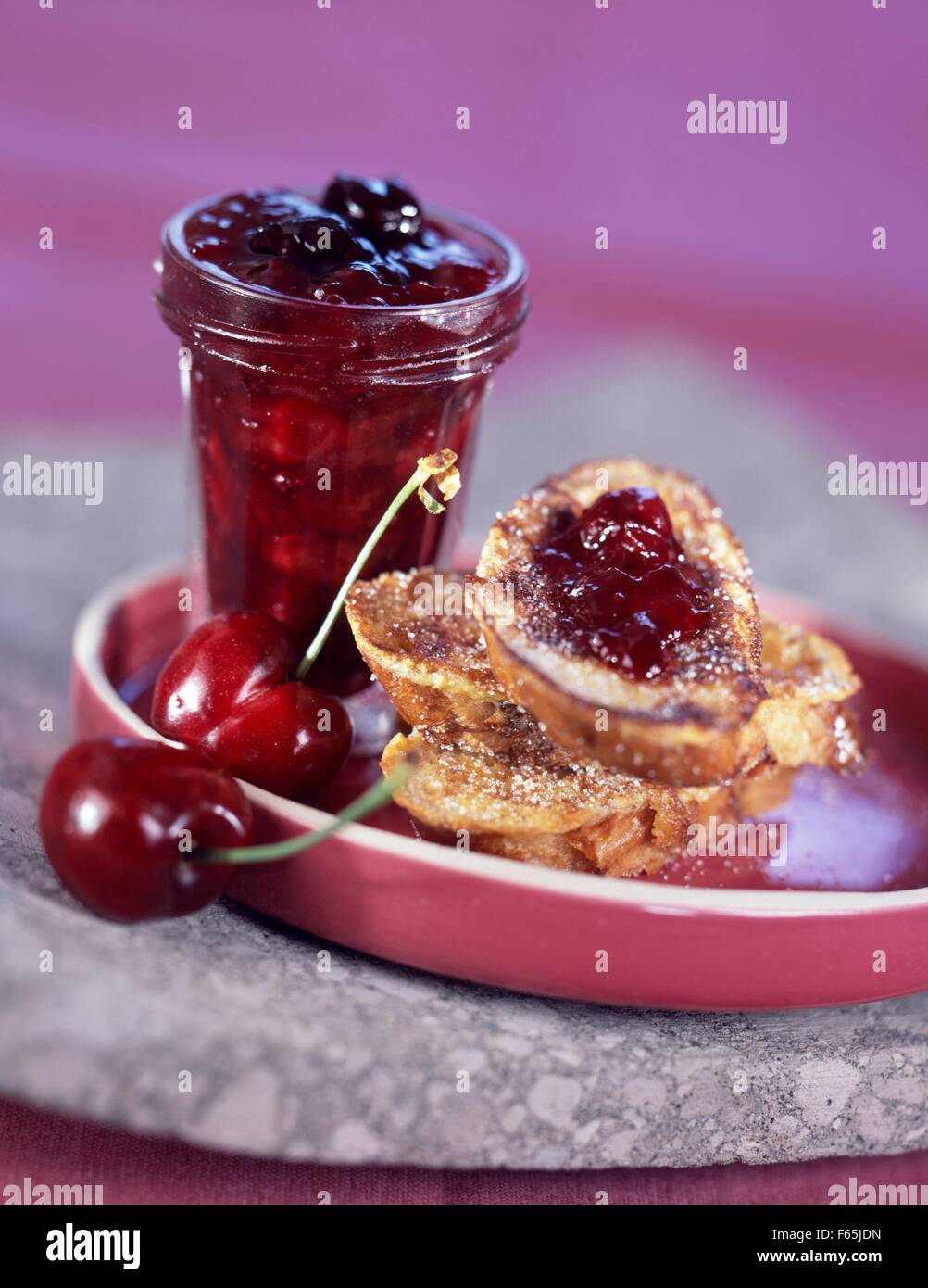 French Toast avec confiture de cerises Banque D'Images