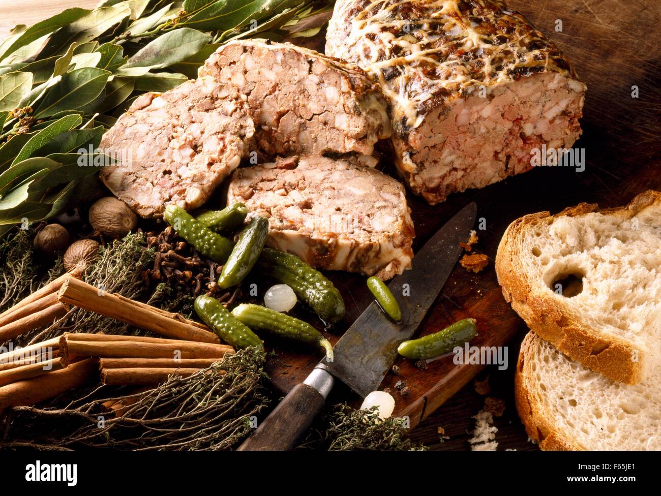 Terrine de porc et d'herbes séchées Banque D'Images