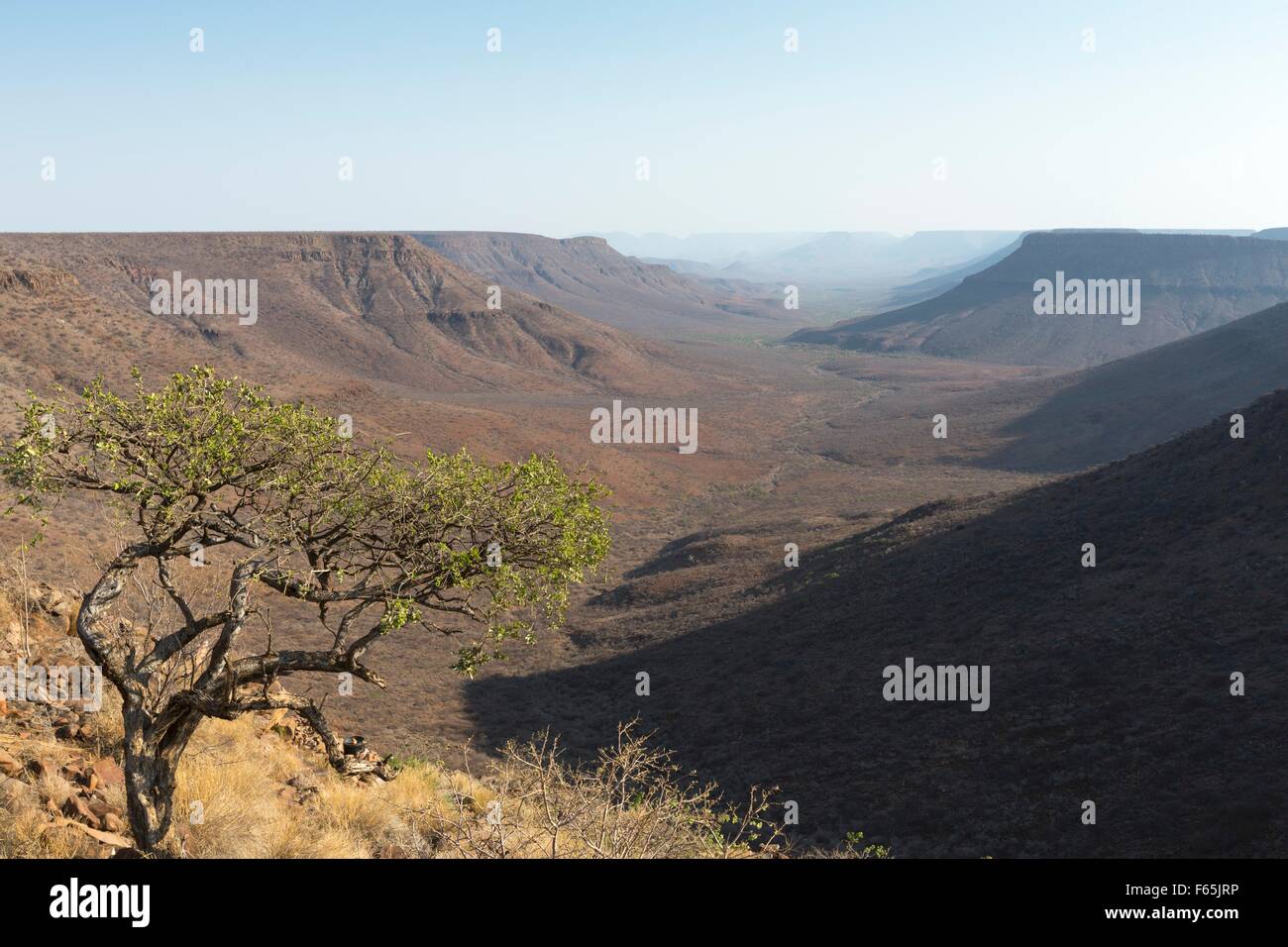 Grootberg Lodge, une vue du logis sur les mesas et vallée, province de Kunene, Namibie, Afrique Banque D'Images