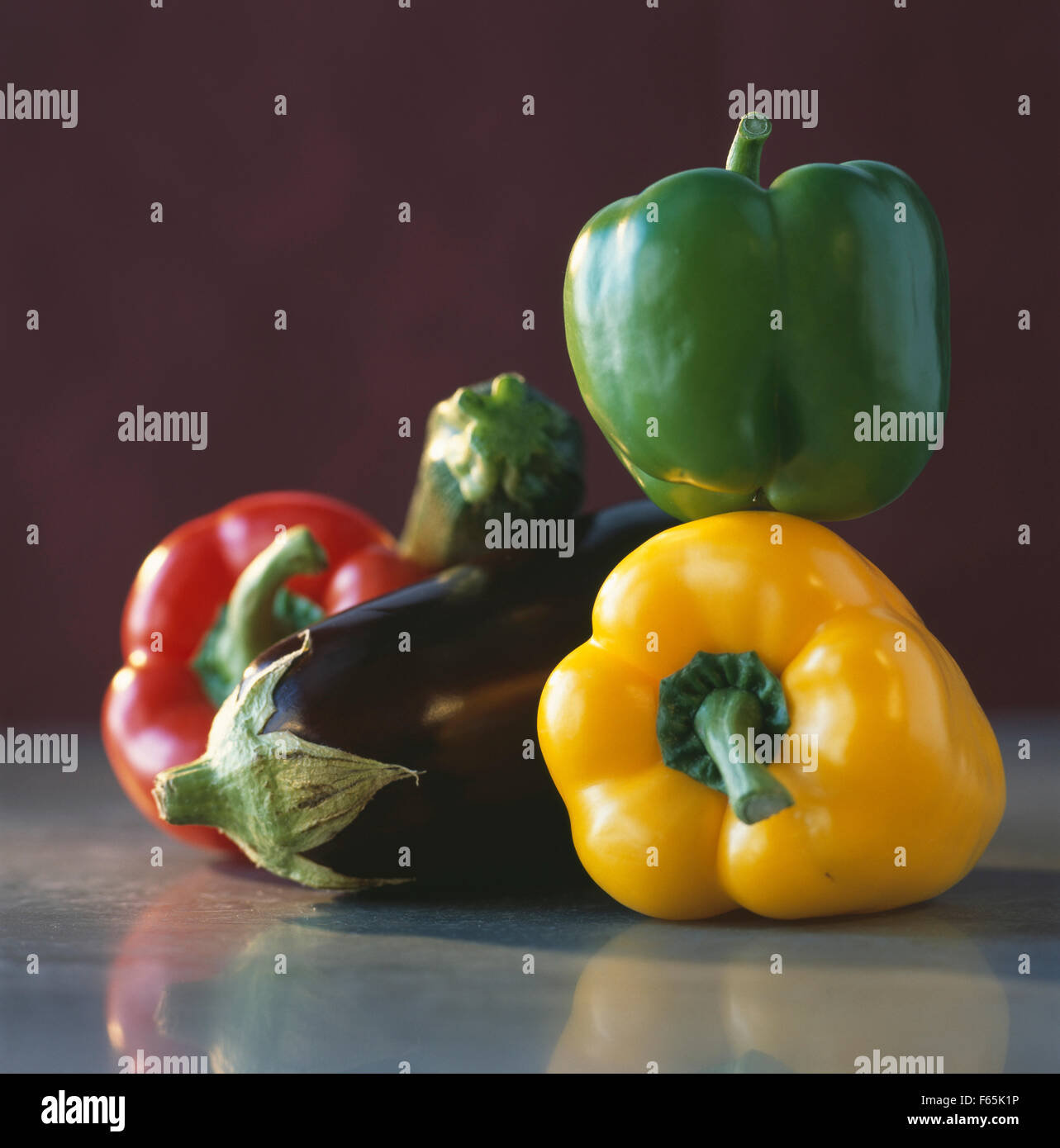Poivrons (rouge, jaune et vert) et l'aubergine Banque D'Images