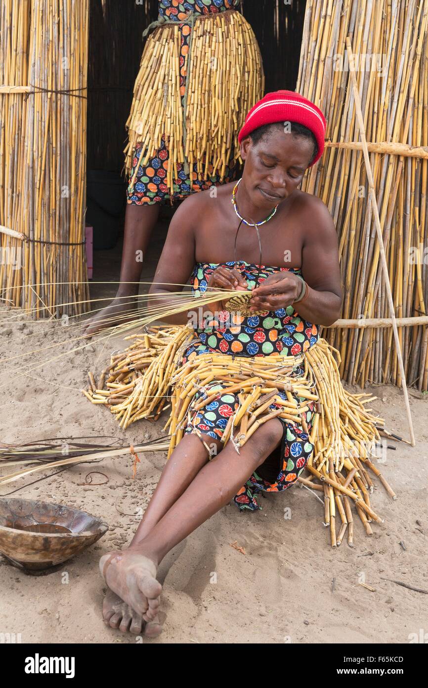 Au village Lizauli visiteur vous pouvez avoir un aperçu de la mode de vie traditionnel de la région de Caprivi, Mbukushu, Banque D'Images