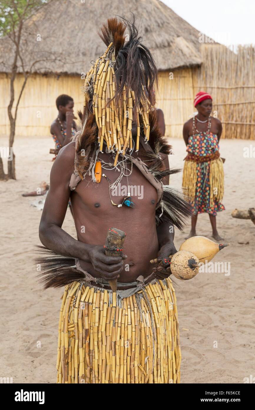 L'homme médecine au village Lizauli montrant aux visiteurs la culture de l'Caprivians, Namibie Banque D'Images