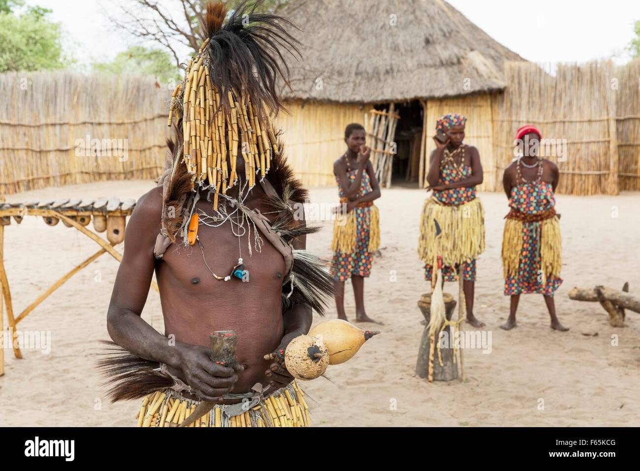 L'homme médecine au village Lizauli montrant aux visiteurs la culture de l'Caprivians, Namibie Banque D'Images