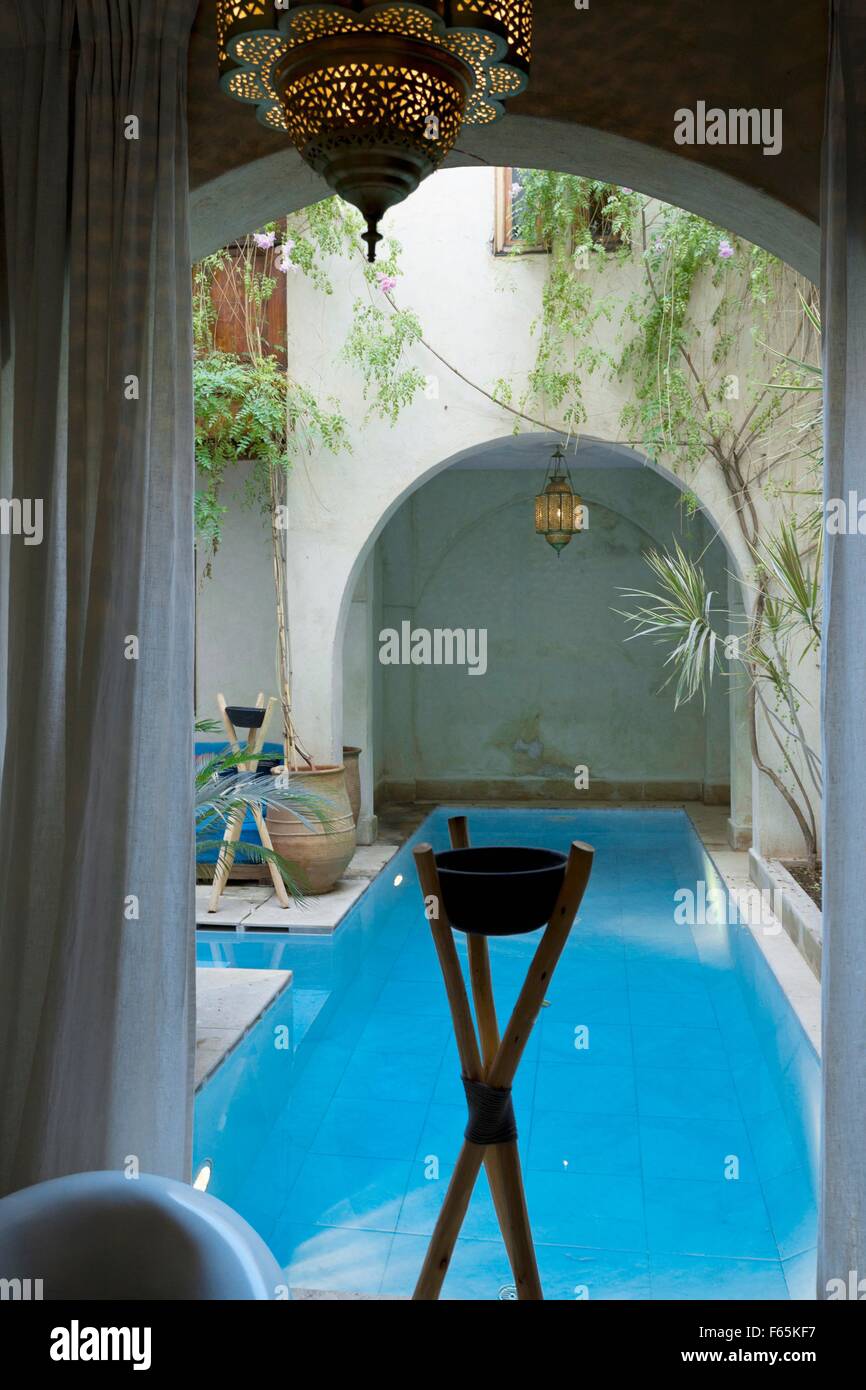 La piscine de l'Riad El Fenn, Boutique Hotel appartenant à Vanessa Branson dans tje Medina de Marrakech, Maroc Banque D'Images