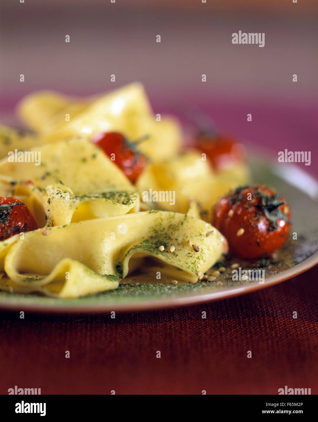 Tagliatelles avec du thé vert et tomates cerises Banque D'Images